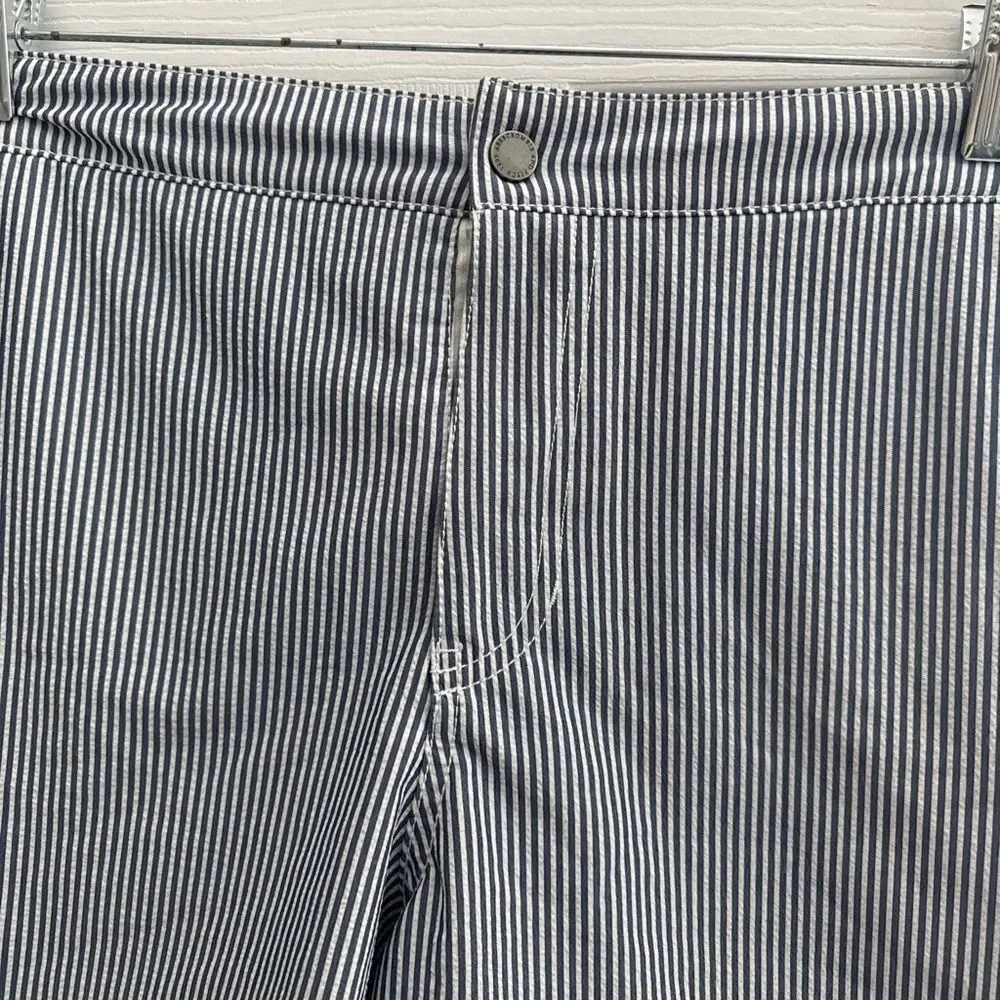 Abercrombie & fitch women’s stripped lined white and blue shorts size XS